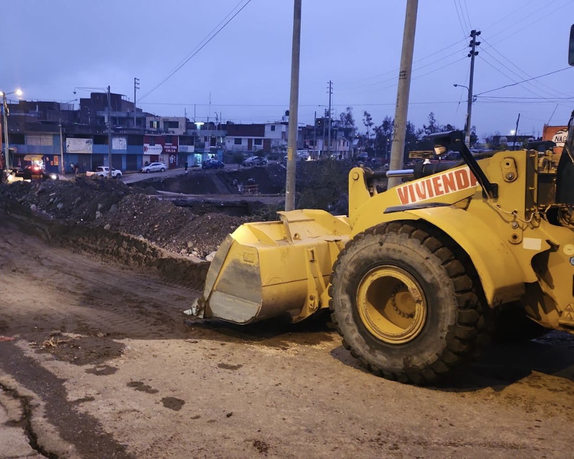 viviendaperu's tweet image. #Arequipa | 🚨 ¡La respuesta no se detiene!

✅ Al cierre de la jornada, la maquinaria del Programa Nuestras Ciudades continúa trabajando en las zonas afectadas por el huaico en el distrito de #Cayma. 

✅ El Ministerio de Vivienda mantiene activa la intervención con maquinaria y