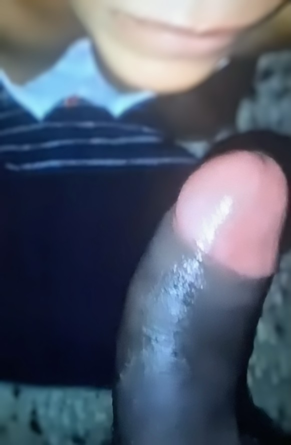 Como buena perrita incada delante de mi perro pa disfrutarme esa ñema!!!