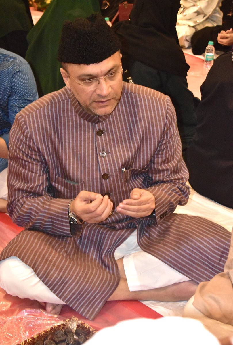 AkbarOwaisi_MIM's tweet photo. Fateha Ba-Zimn Youm-e-Wisaal Khatoon-e-Jannat Hazrat Fatima-tuz-Zahra (R.A), Qur’an Khwani Wa Dawat-e-Iftar🌙

Salar-e-Millat Edu Campus TalabMirJumla Mein #OwaisiSchoolOfExcellence Aur AkbarOwaisi Junior &amp;Degree Colleges Ke Teaching &amp; Non-Teaching Staff Ke Liye Iftar Ka Ehtemam. https://t.co/Y41uWP5wMb