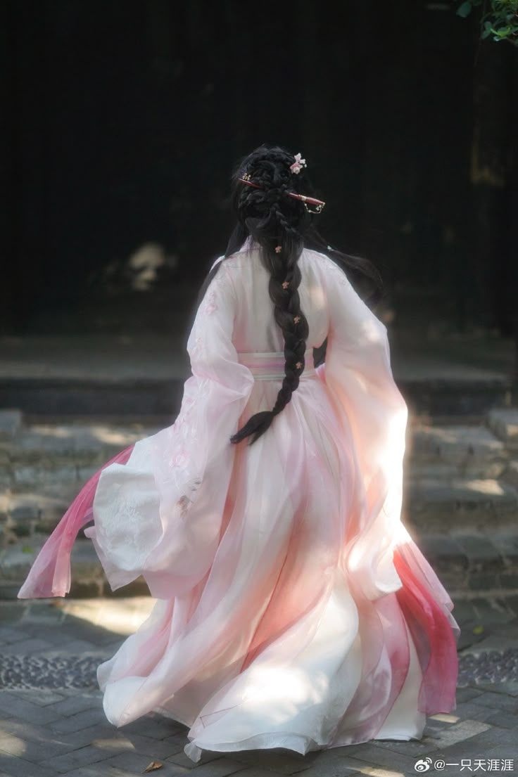 honeyvampx's tweet photo. 14y gusuxian looking so pretty in his silk robes with flowers and jewelry in his hair... his beautiful silver eyes are shining with tears while he looks up to his favorite gege, his lan er gege whos going away for such a long time...+

"a-ying..." https://t.co/LXTWiTmg8l