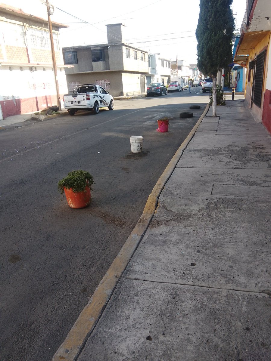 erickduranmx's tweet photo. Cumbres de Acultzingo y Héroes de Nacozari col. San Felipe de Jesús @TuAlcaldiaGAM @yancolozano estos vecinos ni auto tienen pero si basureros. https://t.co/CJMhZGGgeR