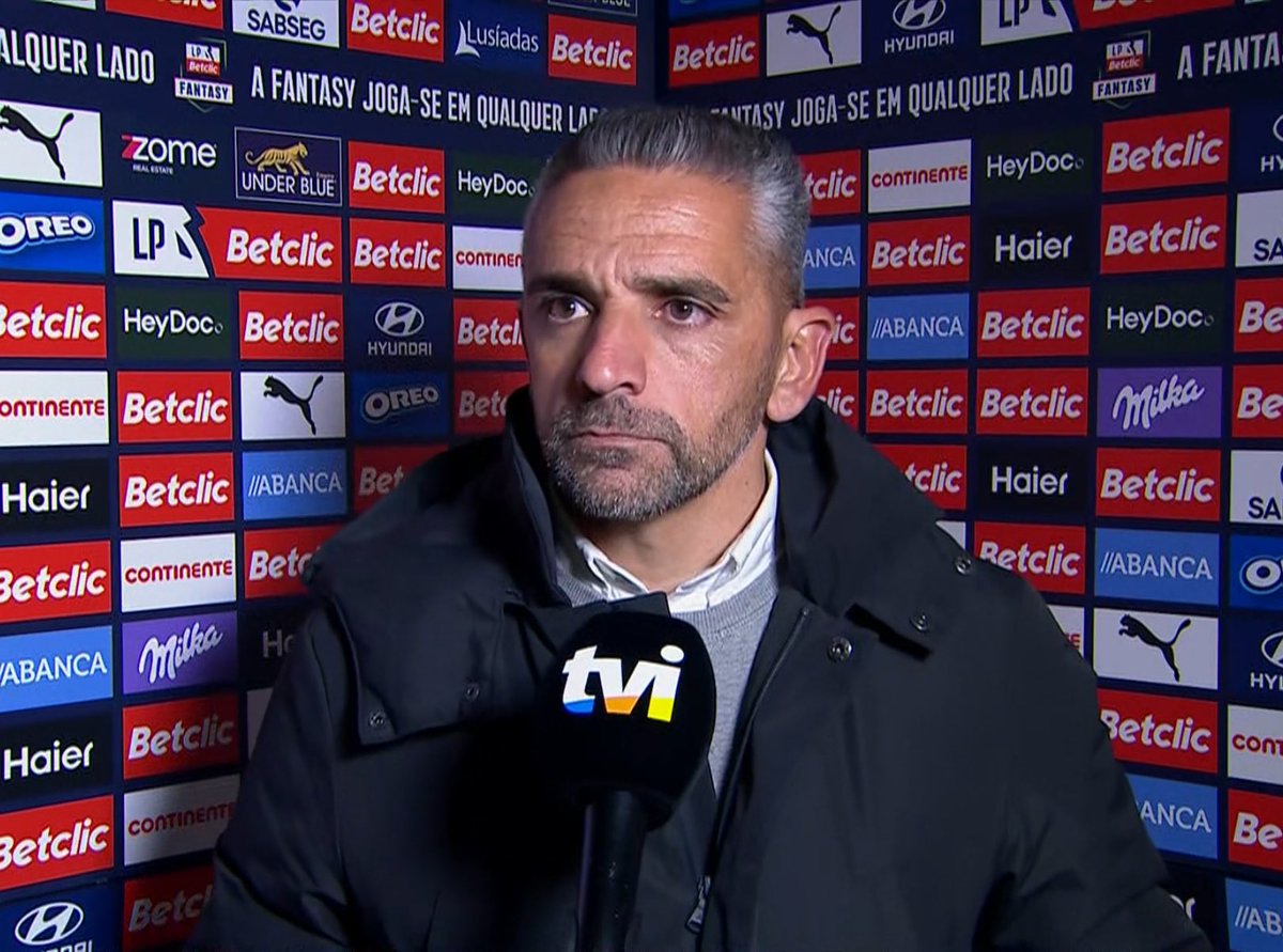 RUI BORGES: “Já não tenho palavras para descrever os nossos adeptos, hoje foi um ambiente extraordinário, fizeram-nos sentir como se estivéssemos em Alvalade.”

“Do início ao fim, essa energia sente-se, os jogadores sentiram-na e acompanharam na qualidade do jogo mas também na