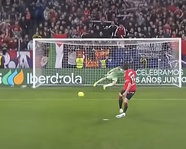 internaciultra's tweet image. Real Madrid's pro-Israel goalkeeper, Thibaut Courtois, concedes a goal in front of stands draped with Palestinian flags.

An iconic image from the match between CA Osasuna, whose fans support Palestine, and Real Madrid.