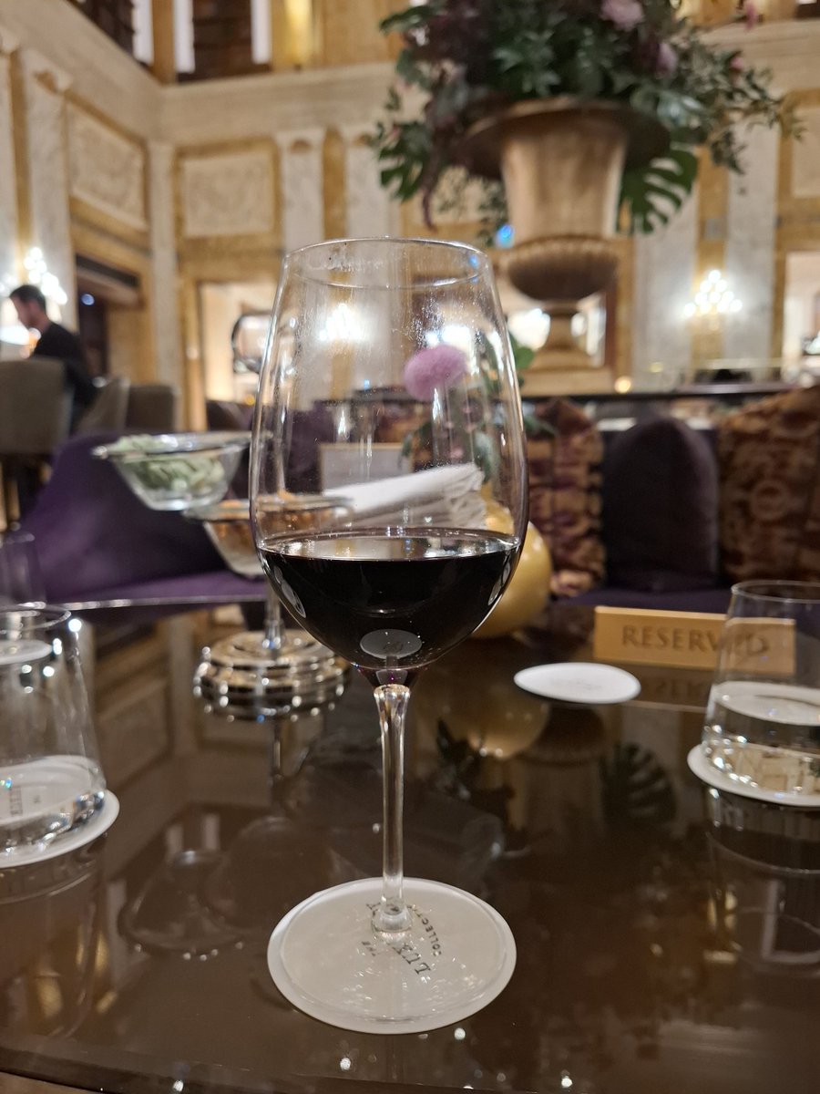 本日朝食でウィーンフィルを指揮した方と至近距離になり(ソリストも…)、夜はカルメンを観て赤ワインを飲むハードな業務でした🥺
明日も似たようなハードスケジュール…　朝からシャンパンは大変です😊