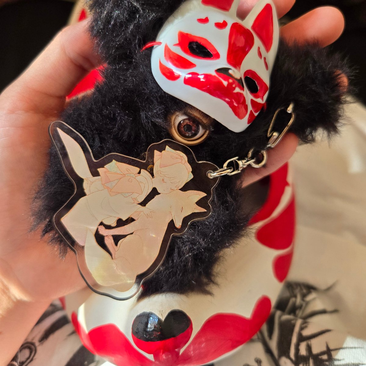 彩いろ屋さんのアクキーが届きました🦊
か、可愛い～～‼️‼️‼️　
私あやかしさんのイラスト持ち歩きたかったんですよ、最高、ありがとうございます❣️

絶対無くしたくないのでみゃけに持っててもらうことにしました、お耳にぶら下げとこうね～～🐰👁️‍🗨️🖤

thx <a href="/iroiroyasan/">彩いろ屋</a>
