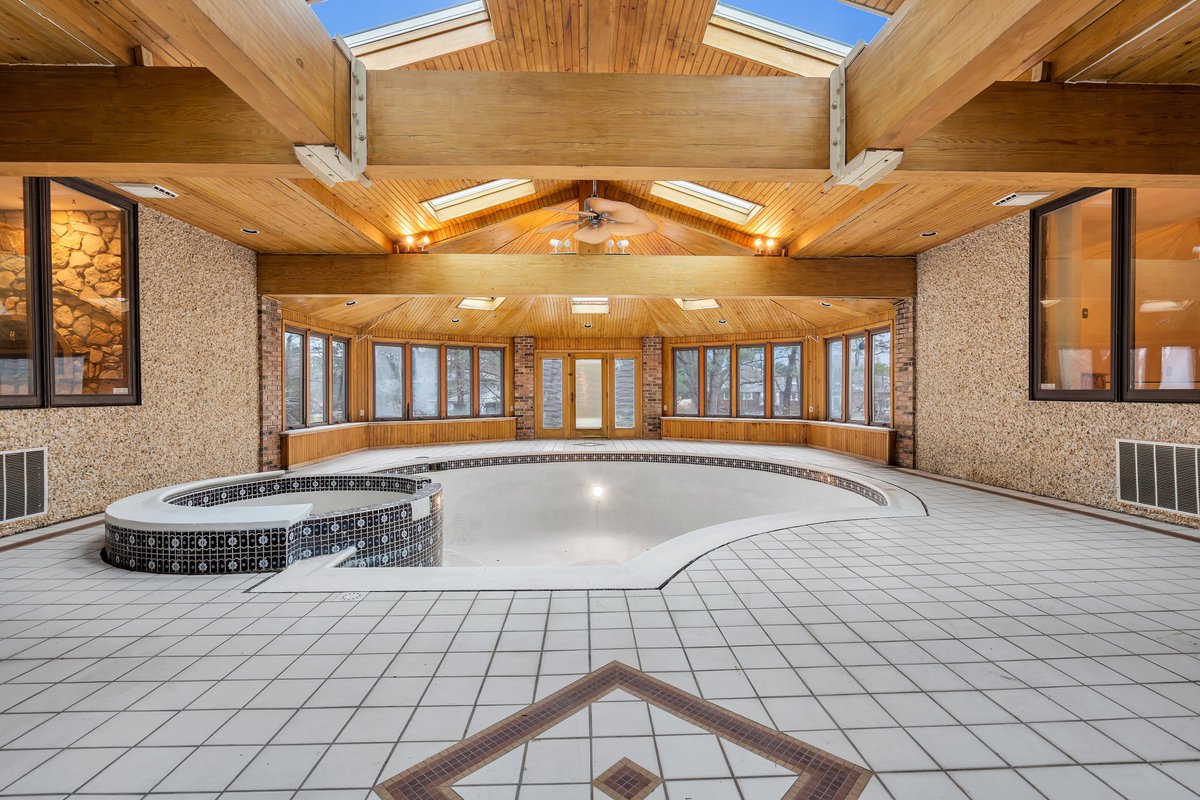 Zillow Gone Wild 🏡 tweet media