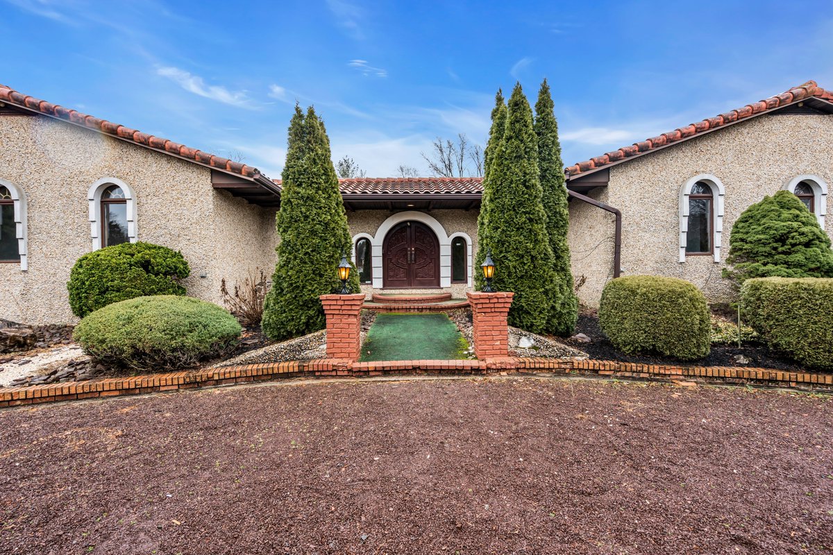 Zillow Gone Wild 🏡 tweet media