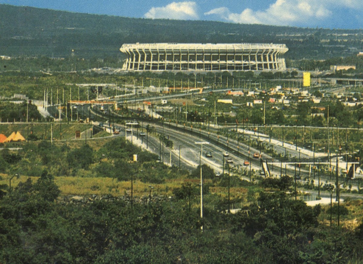 cdmexeneltiempo's tweet image. El Periférico a la altura de Zacatépetl cerca de 1970; en el fondo destaca el Estadio Azteca.

📷: Colección Villasana