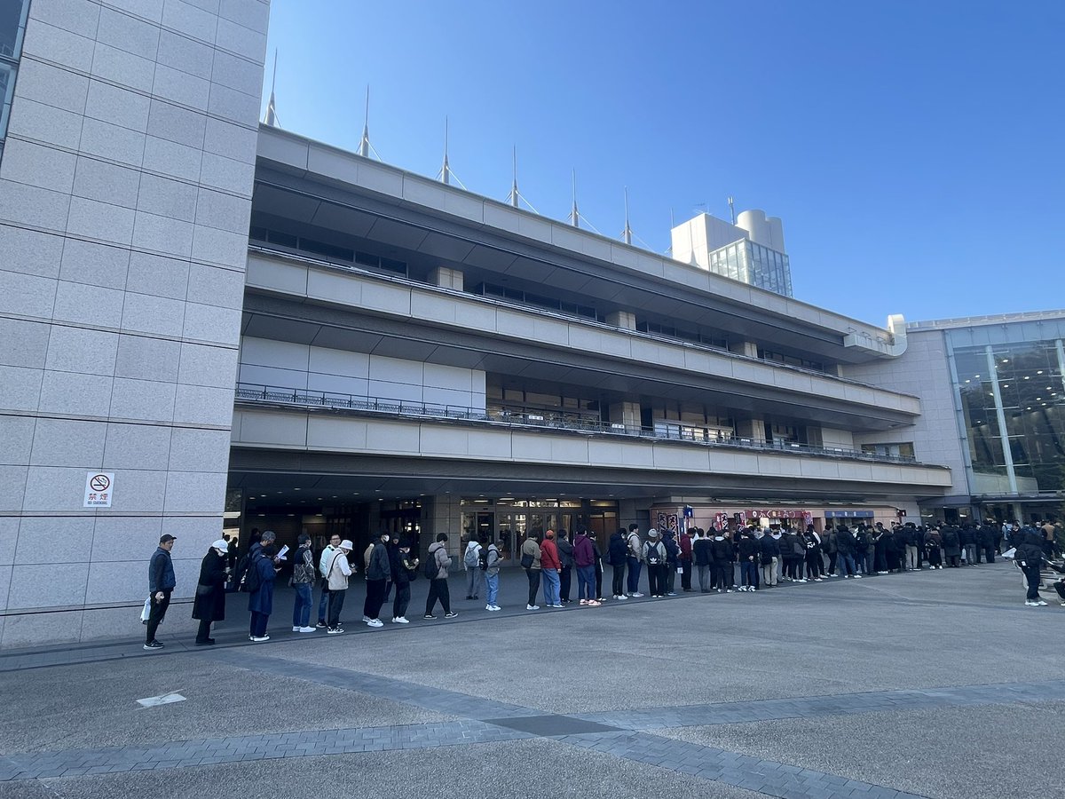 おはようございます！
今年最初のG1デーは最高の天気！
今日が最後の営業となる名物のそば「梅屋」は朝から大行列です！

#東京競馬場
#フェブラリーステークス
今日は１面！買ってください！！！
