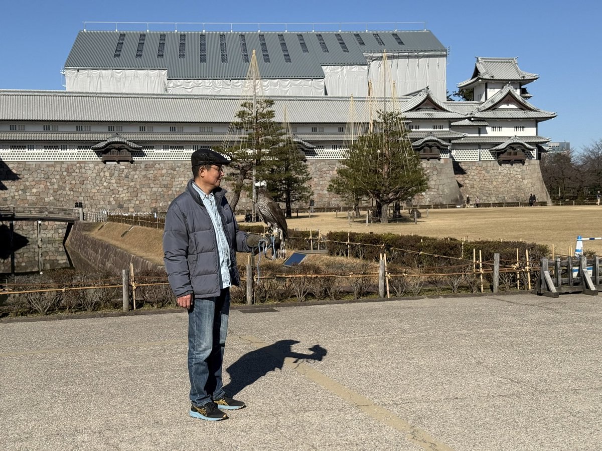 jfalconry's tweet photo. 今日の金沢城は良いお天気です。
放鷹術の実演は11時と14時から https://t.co/iH1hh2wN14