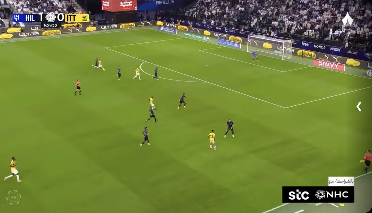 BandarSec's tweet photo. @majed_alshibani تعال لهدف الاتحاد ؟!! 
7 لاعبين من الهلال ضد 4 من الاتحاد 

3 لاعبين من الهلال يتفرجون على الشنقيطي بدون اي افتكاك او حتى محاولة ضغط رفع راسه و شاف و قرر و انتهى 
ظهيرك اليمين ما فكر يمنع عوار و يجي قدامه 
اشياء كثيرة يا ماجد و اغلبها سببه اسلوب انزاغي الكارثي https://t.co/cO3zhweYGu