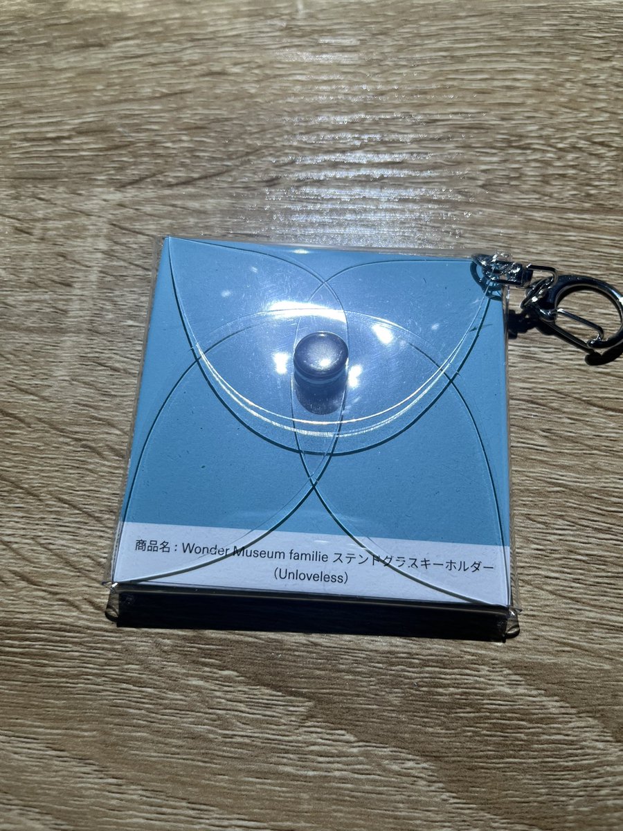 spring_housand's tweet photo. 制作できた！
FFさんポスト見て真似しました🍏
マスキングテープをきりきり
してキーホルダーに！
ステンドグラスキーホルダーは
商品名の下でカットしたら
ジャストサイズ！
Seria素晴らしい✨
キーホルダーちゃんと��のいいテープで固定せれてて
ミセスってグッズに手を抜かないの。そう言うとこ好き https://t.co/SP1JpAVEEE