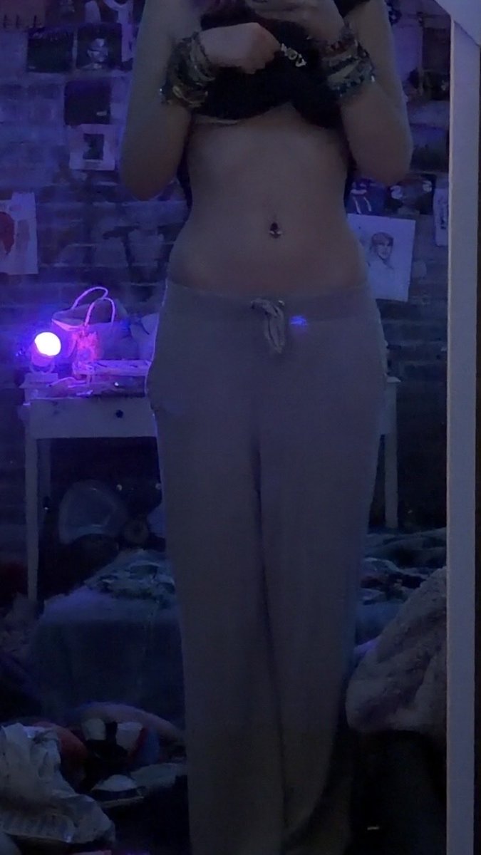 xandybug's tweet image. wasnt gonna post a bc td cuz i gained but here we are, im so bloated ugh i look terrible