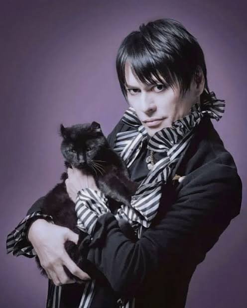 猫を愛する魔王、BUCK-TICK櫻井敦司。 なお、ご本人は猫アレルギー