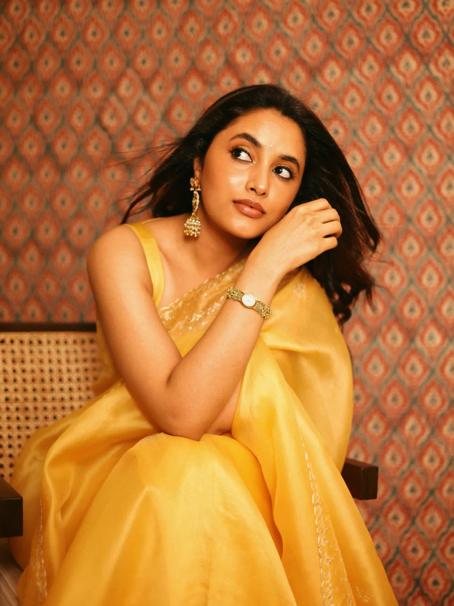 KollywoodCinima's tweet photo. . @priyankaamohan radiates youthful elegance, vibrant charm, and captivating beauty, effortlessly winning hearts with her expressive smile and refreshing screen presence β¨π
#PriyankaMohan #KollywoodCinima #KcGallery #Sai #Cinema #Heroine #Actress https://t.co/HF2ldXAtRG