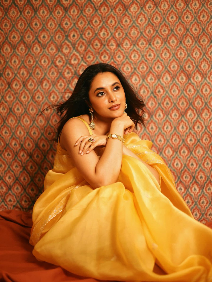 KollywoodCinima's tweet photo. . @priyankaamohan radiates youthful elegance, vibrant charm, and captivating beauty, effortlessly winning hearts with her expressive smile and refreshing screen presence β¨π
#PriyankaMohan #KollywoodCinima #KcGallery #Sai #Cinema #Heroine #Actress https://t.co/HF2ldXAtRG