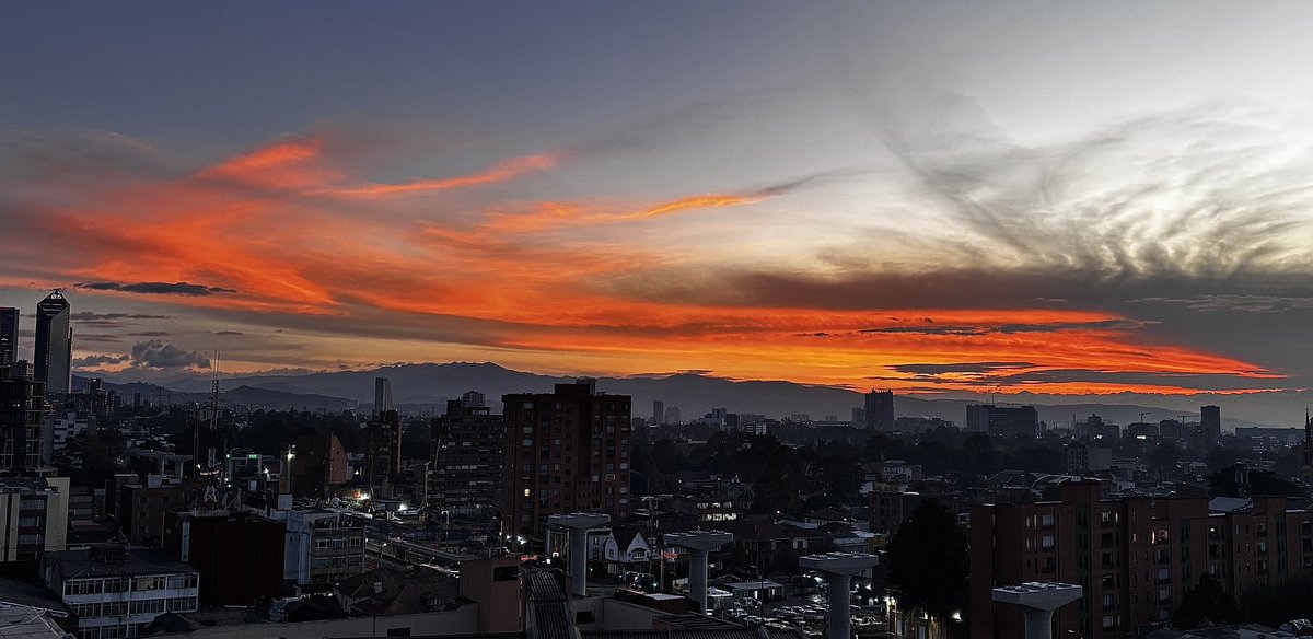 Fernand82740231's tweet photo. Atardeceres Bogotanos https://t.co/wcHT7Mmsrl