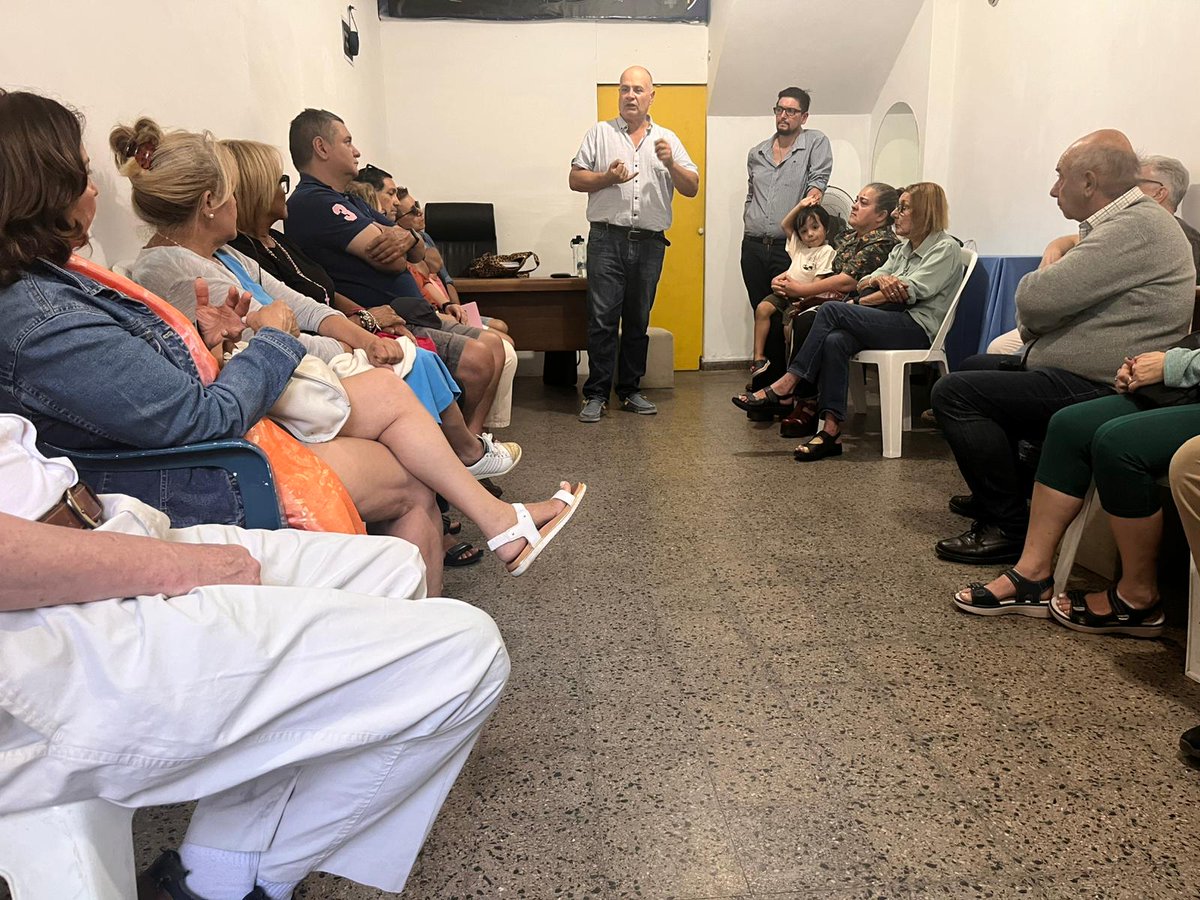 mendizabal_393's tweet photo. ¡Volvimos donde todo empezó! 🏛️ Linda reunión en el local de Ciudad Vieja con @tatoviviano y todo el equipo. Se siente la energía de un nuevo comienzo. Lo que se viene es grande.  El compromiso con nuestra gente sigue intacto. Gracias por el recibimiento, ¡seguimos adelante!💪🇺🇾 https://t.co/JuA47Jf6Zd