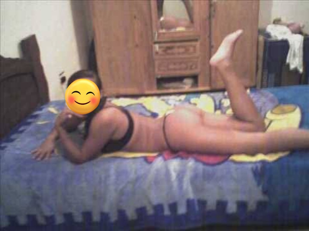 Revisando el álbum en casa de mi abuela me encontré esta foto 😱, ella dice que eran travesuras de niña pero no sabe que detrás hay una historiaaaaa ¿les cuento?