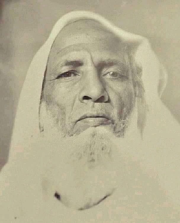 «قرأت عليه [ الشيخ محمد الأمين الشنقيطي ] في مكة جموع التكسير، فأعطاني من المعلومات شيئاً عظيماً، وكنت ملازما له ست سنوات، لم أره فتح كتاباً في النحو، وما أعطاني إياه ؛ لو سمعته؛ لقلتَ إنه يحضر له شهرا».

عبد الله بن الشيخ محمد الأمين الشنقيطي