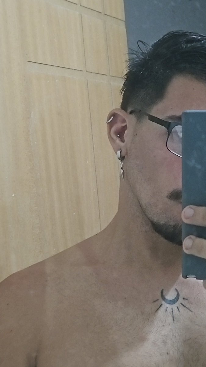 OMGmorim's tweet photo. @mateuseferreire Nem precisei da maquiagem.. foi so ir pra 1 bloco de regata kkkk https://t.co/WqcbzQFSjS