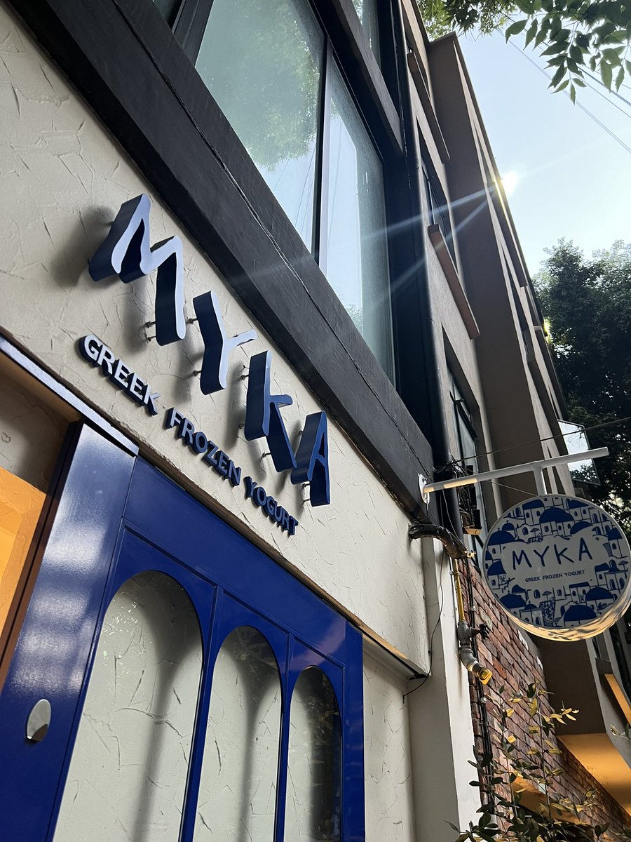 Afuera de los helados Myka en Temistocles 33, en Polanco, 2 vándalos con pistola asaltan a los que estamos haciendo fila para comprar un helado.  <a href="/SSPCMexico/">Secretaría de Seguridad y Protección Ciudadana</a> <a href="/ClaraBrugadaM/">Clara Brugada Molina</a> Tienen a la ciudad hundida en la delincuencia. 

Pero eso si, organizan conciertos. Incompetentes e