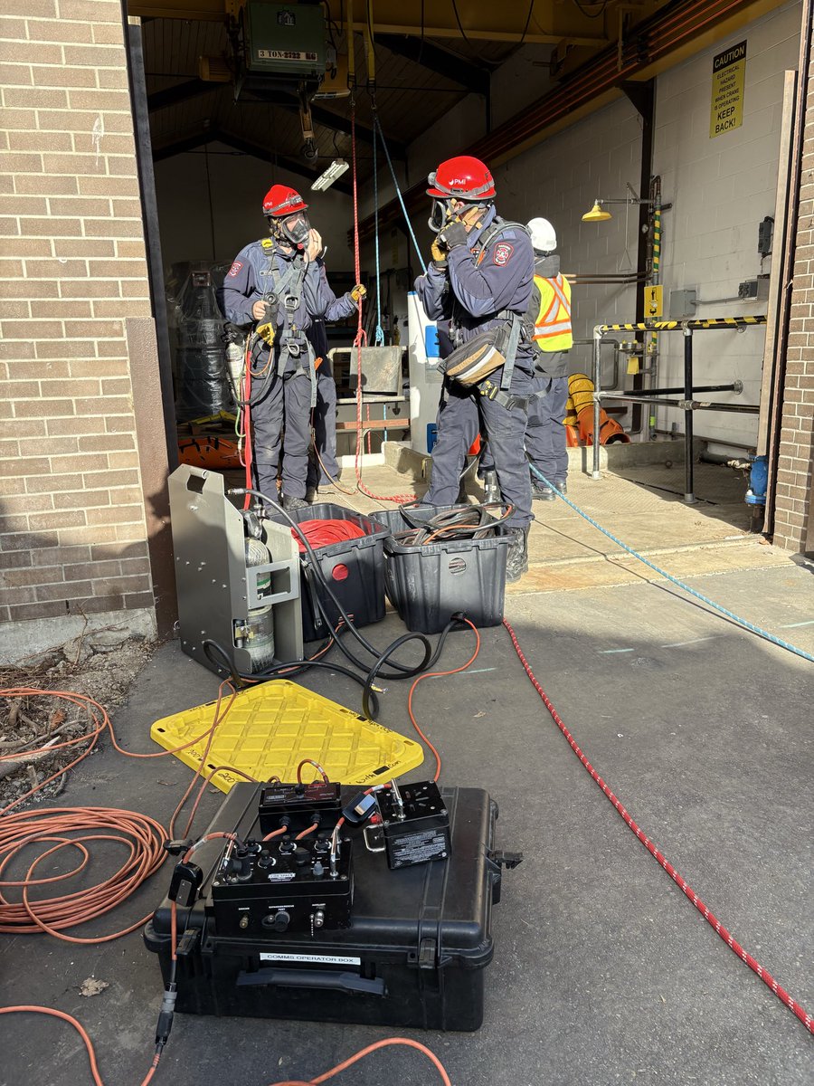 NanaimoFire's tweet photo. Our Technical Rescue Team recently trained on confined space rescue at the Departure Bay Pump Station. The team includes 25 firefighters from all four platoons, all certified to the technician level — the highest level of technical rescue training. @cityofnanaimo @IAFF905 https://t.co/C4xzxAvMg1