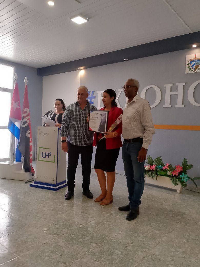 QueipoRuiz's tweet photo. Con #HonorHolguinero  se realizó la Graduación de los Cuadros que concluyeron el Diplomado de Administración Pública y Empresarial de #HolguínSí.
Sus trabajos de diploma son soluciones para el desarrollo de Buenas Prácticas en la gestión pública.
#Cuba 
#100AñosConFidel https://t.co/zwRCIpmtM0