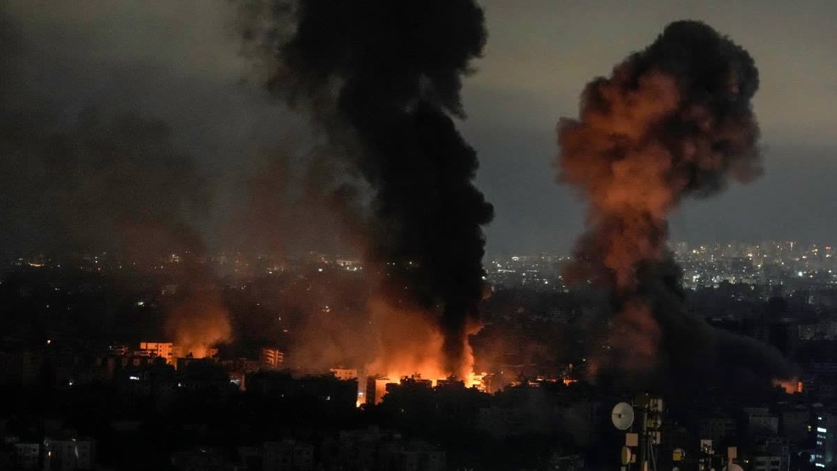 UpdateAdda24x7's tweet photo. Midnight airstrikes by Pakistan Army hit Afghan homes &amp; a mosque, killing 17 from one family. Locals say mosque destroyed, Qurans burned, not militants.

 #Afghanistan #Pakistan #Airstrikes #PakistanAirForce https://t.co/6bjXd2k2AH
