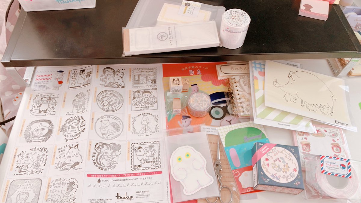 _kinhm's tweet image. 昨日おとといで阪急文具の博覧会に行ってきた✌️
予算の都合でいっぱい諦め🥲
AIUEOさんのおばけちゃん、ステッカーと思ったらミニカードだった
ピカソの豚のポストカードかなり良い
たこ焼きのかわいいスタンプもいっぱいあったけど、無視できない縦縞のユニフォームいたのでこちらをお迎え🐻‍🐯