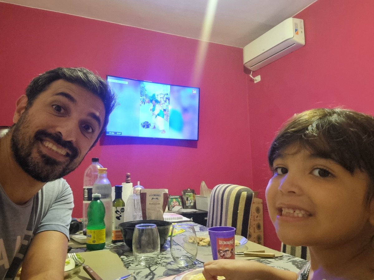 leosando's tweet photo. Con Pili de 5 años mirando #LasImagenesMasEspectaculares https://t.co/rty9Ms12yQ