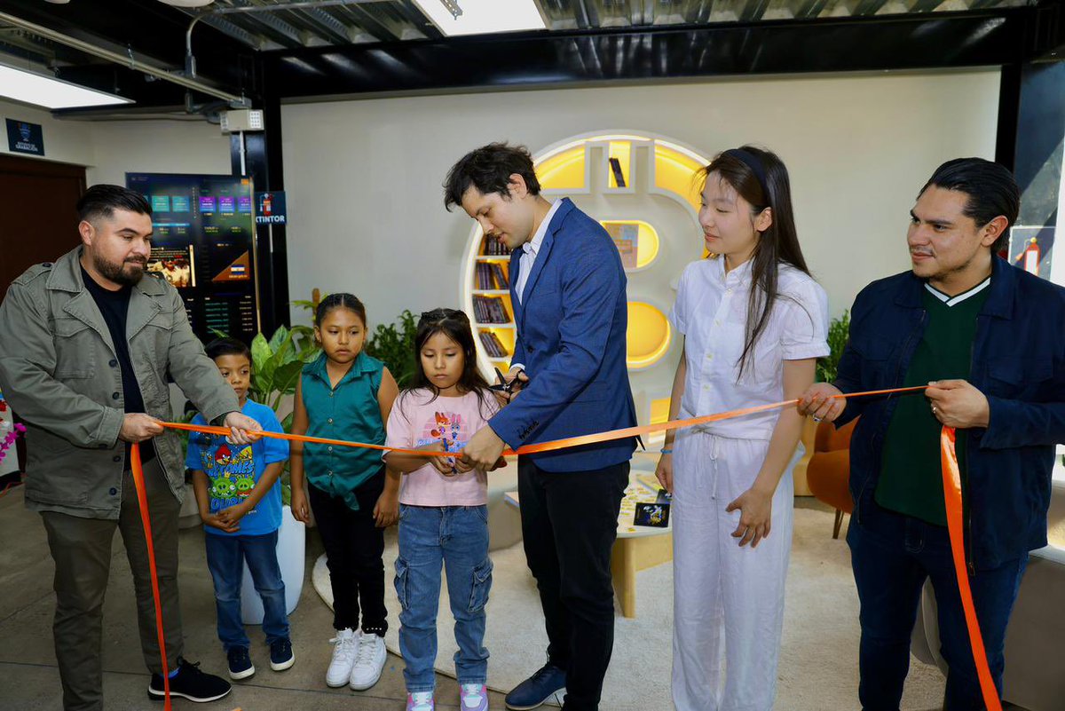 sliptone's tweet photo. Hoy en Panchimalco damos un paso más hacia el futuro. ₿
Cuando el Presidente @nayibbukele creó los CUBO, los pensó como espacios para transformar realidades. Hoy, lo estamos cumpliendo. 🤝
Junto @maiojose1 director ejecutivo de la @theaiagencysv inauguramos la tercera Zona Bitcoin en nuestro país, en el CUBO Panchimalco, un espacio donde niños y jóvenes aprenderán sobre economía digital y nuevas oportunidades de desarrollo.  📖📚