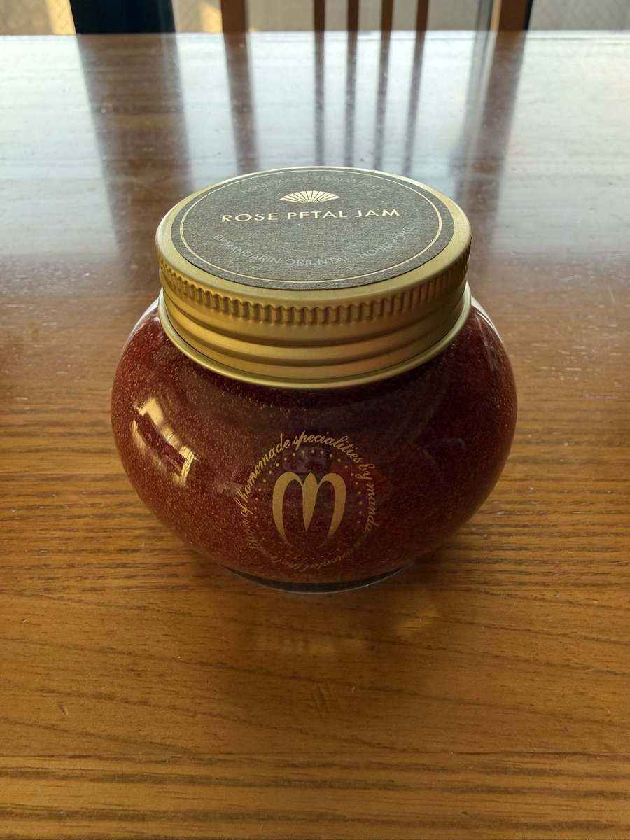 香港で買ってきたマンダリンオリエンタルのローズペタルジャム。150gの