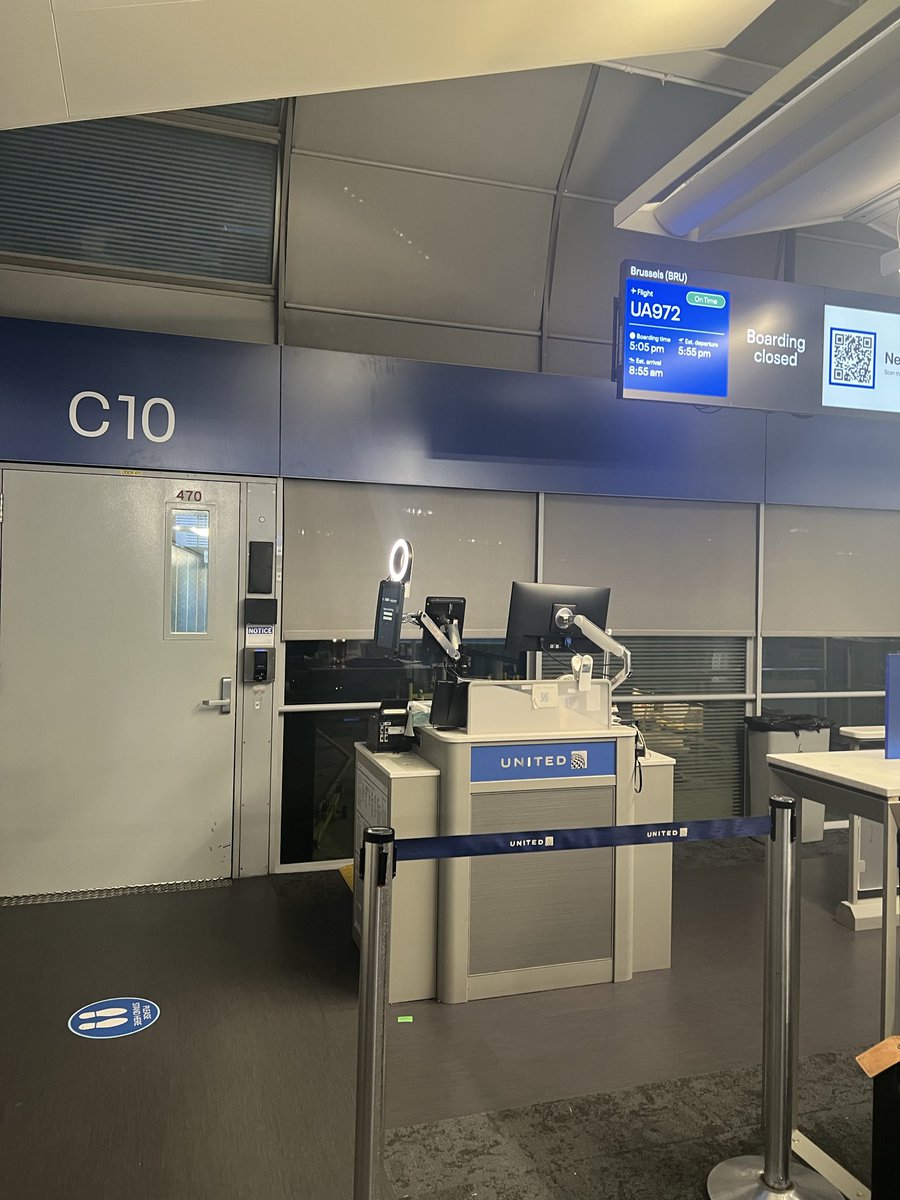 zoo_chronicles's tweet photo. @united A colleague on the flight confirmed they’re still here and that the door of the plane was open when I got to the gate at 5:54 #unitedlies https://t.co/WvilEmCkWX