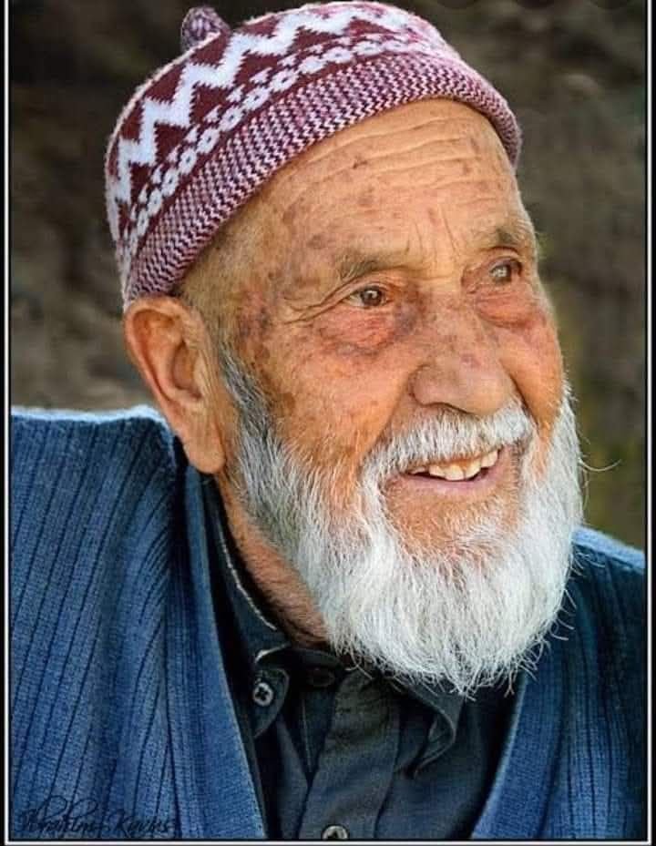 VAKİT: MUHASEBE VAKTİ

Ramazan’da birkaç genç, kuytu bir köşede su içip bir şeyler atıştıran yaşlı bir adamı görür.
Alaycı bir ses yükselir:
— “Hayırdır dede, oruçlu değil misin?”

Yaşlı adam sakin…
— “Oruçluyum evladım. Sadece su içip yemek yiyorum.”

Gençler güler.
—