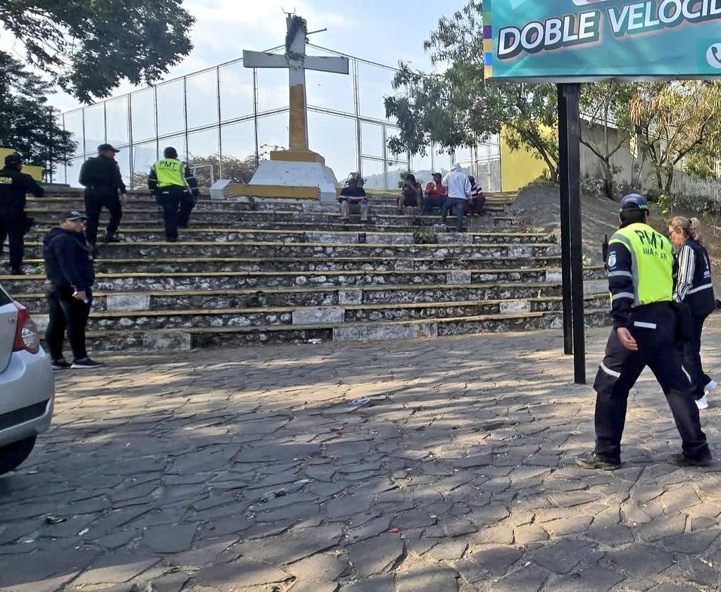vichoguate's tweet photo. AHORA:

Ante posible reunión de "Therian" en Amatitlán, autoridades realizaron un "operativo de prevención" en los Campos de la Cruz y otras áreas públicas. 

Participaron PGN, PDH, PNC y PMT.

La municipalidad indicó que es "Para mantener las áreas públicas para uso exclusivo en la sana convivencia de los vecinos, se efectuaron acciones de vigilancia, seguridad y prevención recorriendo sectores específicos para preservar el orden público, disuadir delitos y proteger a los vecinos".

📸: Muni