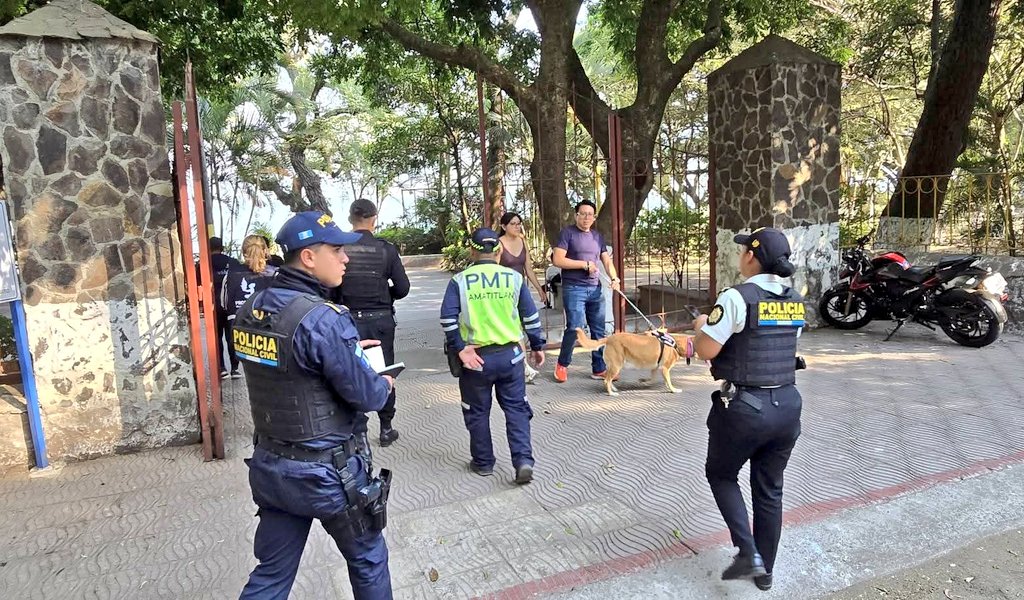 vichoguate's tweet photo. AHORA:

Ante posible reunión de "Therian" en Amatitlán, autoridades realizaron un "operativo de prevención" en los Campos de la Cruz y otras áreas públicas. 

Participaron PGN, PDH, PNC y PMT.

La municipalidad indicó que es "Para mantener las áreas públicas para uso exclusivo en la sana convivencia de los vecinos, se efectuaron acciones de vigilancia, seguridad y prevención recorriendo sectores específicos para preservar el orden público, disuadir delitos y proteger a los vecinos".

📸: Muni