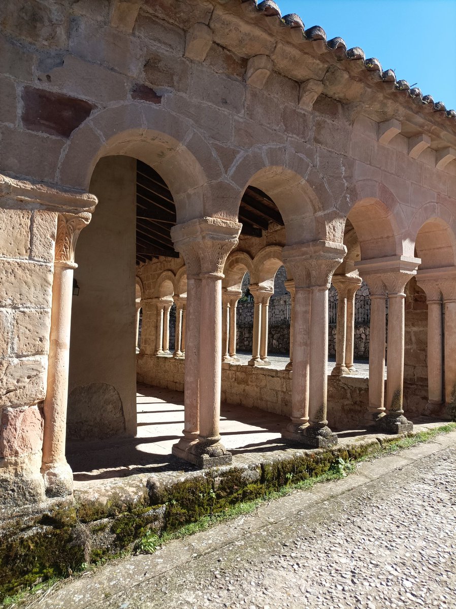 He vuelto a Carabias. Su atrio se grabó en mi pupila hace años, cuando llevé a aquel grupo de adolescentes a conocer el románico de estas tierras. Sólo quedan tres vecinos, pero al pasar por la vieja escuela, he oído la cantinela de los cabos. Se mueren nuestros preciosos pueblos