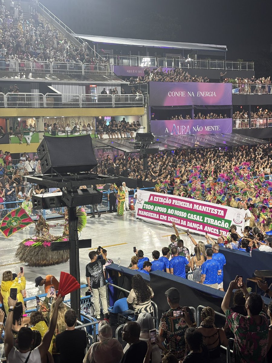 linda a faixa que a mangueira trouxe pra apoiar seu casal furacão