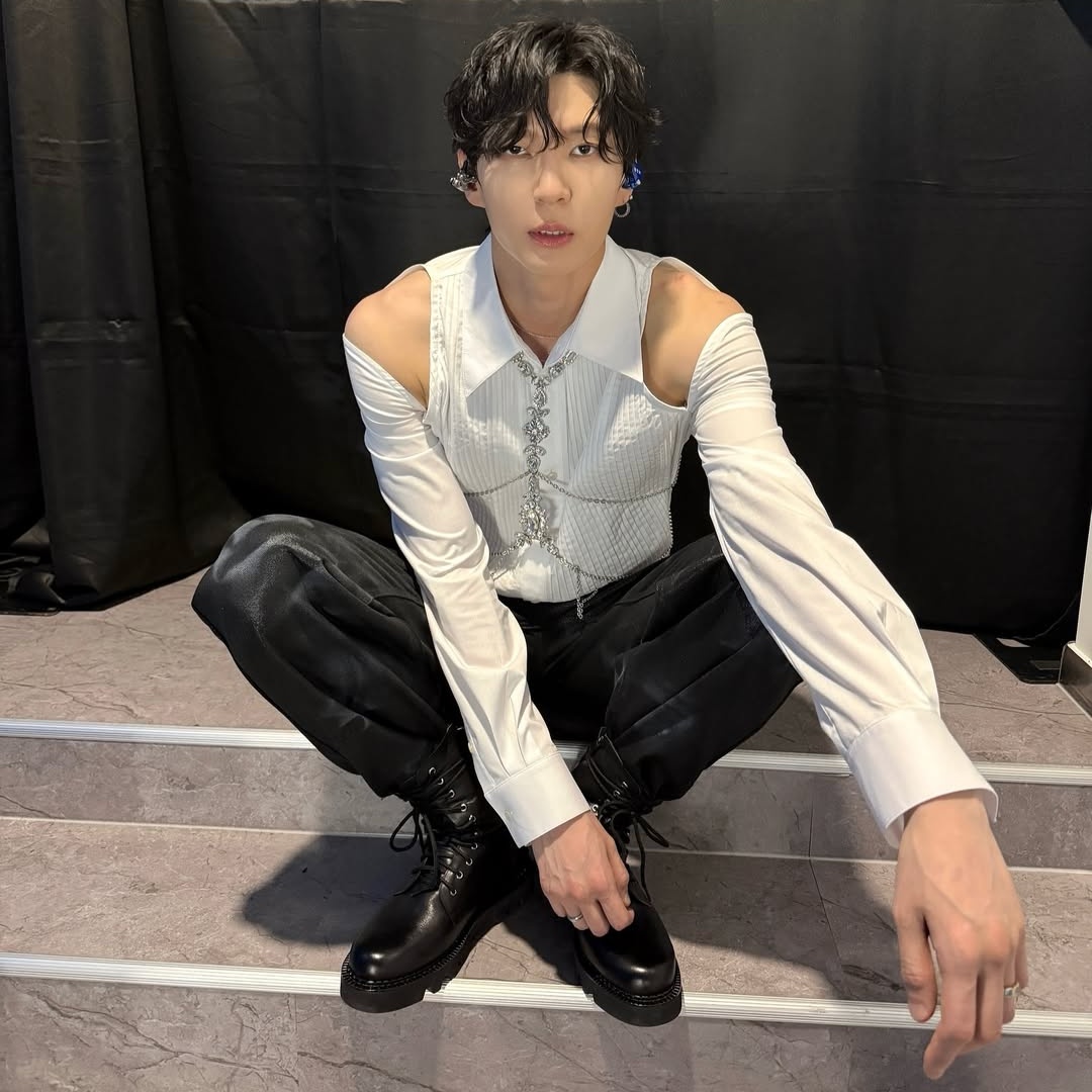 vixxbase's tweet photo. He is so crazy for this. https://t.co/MOO3AU3at3
