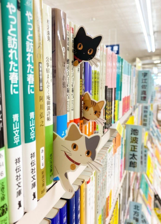 booksnchamchi's tweet photo. 2월 22일은 일본 고양이의 날. 오사카의 세이와도(正和堂) 서점이 고양이 책갈피를 출시했다. 왼쪽 사진에 희미하게 소설가 이케나미 쇼타로(池波正太郎, 1923-1990)의 코너명이 보이는데, 애묘인으로 유명한 작가라고. https://t.co/xUGerj38IK