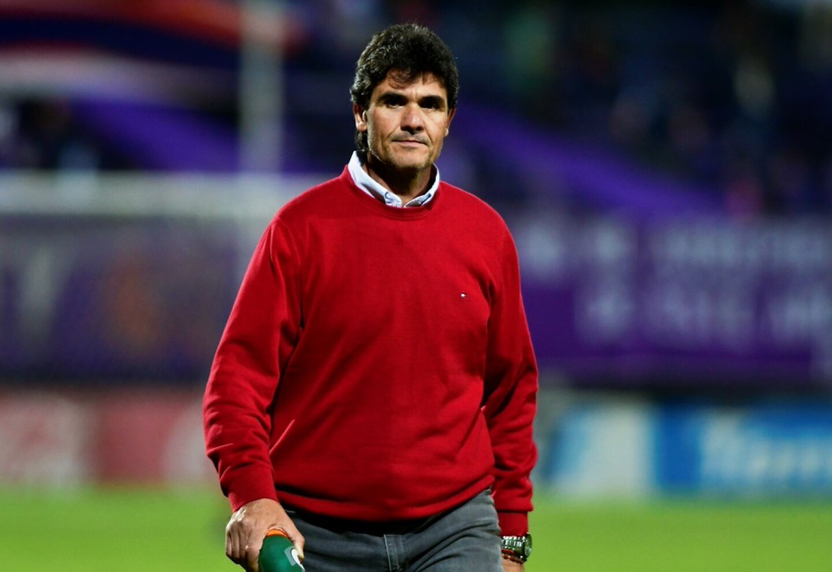 Leonel Rocco reclamó con respeto y sensatez, y fue expulsado. Los árbitros deciden drásticamente contra los entrenadores, como si fuesen hinchas. "Hacen la fácil", dijo Rocco con toda la razón, tras ver la tarjeta roja.