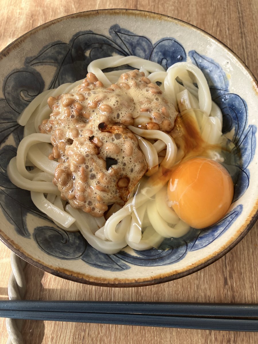 納豆卵かけうどん。最近の朝昼兼です！これが力出るんだ！うおおおお今日脱稿するでー💪