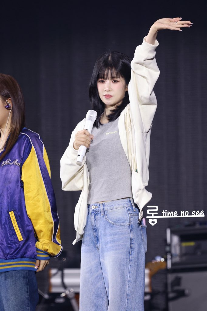 rongtimenosee's tweet photo. 260221 Apink 8th Concert The Origin APINK
리허설 중인 귀여운 초롱( ´ ▽ ` )ﾉ
#에이핑크 #Apink 
#TheOrigin_APINK
#박초롱 #초롱 ( @Apinkpcr )
#apink #chorong https://t.co/PxCmS1uqRZ