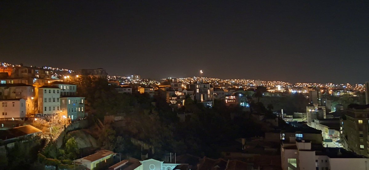 Sábado 21 de febrero de 2026 y siendo las 22:17 se deja ver la mitad de la luna al oeste de Valparaíso