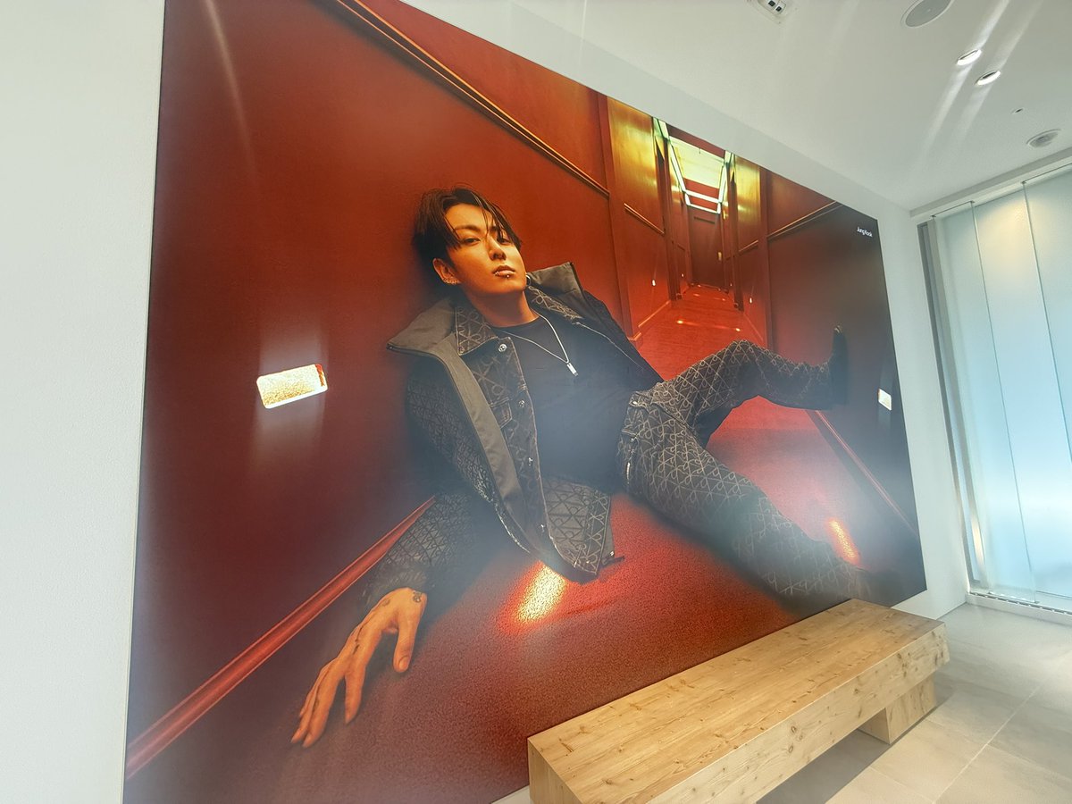 📍Calvin Klein Harajuku Flagship
今日も元気に朝から乗り放題！🤣🚃✨️ジャケットはこれと同じなのか？やっぱり原宿のお店は店内にも新しいグクの動画流れてないしお店の方存じ上げてなかった〜🫨