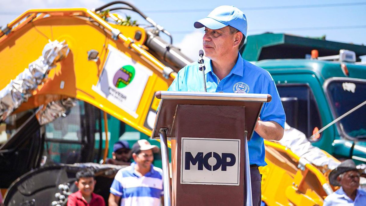 EdwinSerpas2021's tweet photo. Dimos inicio a una de las obras más importantes de la historia de nuestro Municipio de La Unión Norte, gracias a nuestro Presidente Nayib Bukele, la carretera de Poloros a Cantón Monteca, Nueva Esparta. 🇸🇻❤️

Las palabras no son suficientes para agradecer a nuestra gente por su recibimiento, por sus atenciones y cariño, este proyecto es de ustedes. 

 Junto a nuestro Ministro de Obras Públicas, Romeo Rodríguez Herrera, Diputados William Soriano, Óscar Robles, Directora de Distrito Melba Meléndez, nos sentimos orgullosos de hacer oficial el inicio de esta obra que significa un sueño hecho realidad. 

Dios es nuestro guía y con el apoyo del pueblo, seguiremos.
