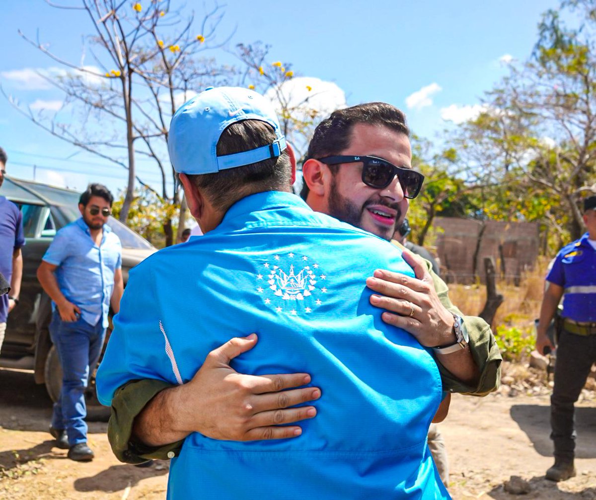 EdwinSerpas2021's tweet photo. Dimos inicio a una de las obras más importantes de la historia de nuestro Municipio de La Unión Norte, gracias a nuestro Presidente Nayib Bukele, la carretera de Poloros a Cantón Monteca, Nueva Esparta. 🇸🇻❤️

Las palabras no son suficientes para agradecer a nuestra gente por su recibimiento, por sus atenciones y cariño, este proyecto es de ustedes. 

 Junto a nuestro Ministro de Obras Públicas, Romeo Rodríguez Herrera, Diputados William Soriano, Óscar Robles, Directora de Distrito Melba Meléndez, nos sentimos orgullosos de hacer oficial el inicio de esta obra que significa un sueño hecho realidad. 

Dios es nuestro guía y con el apoyo del pueblo, seguiremos.
