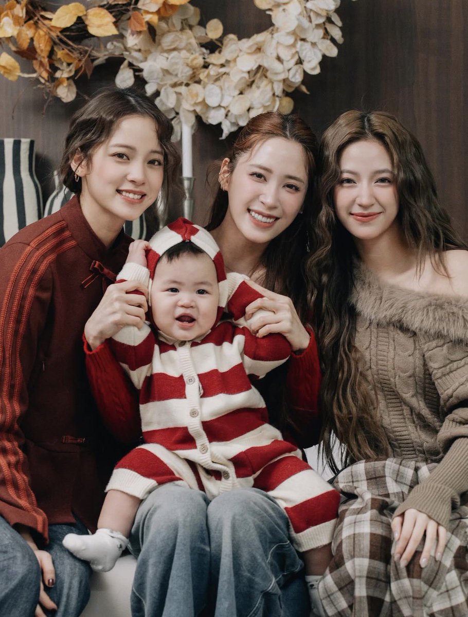 🧧𓏲˖ ˖ ָ 𓏲⋆. 👩🏻👧🏻👨🏻👧🏻👩🏻 Update ⭐️

ปีใหม่ การแบ่งปันรูปครอบครัวรูปใหม่

#OuyangNini #OuyangNana #OuyangDidi