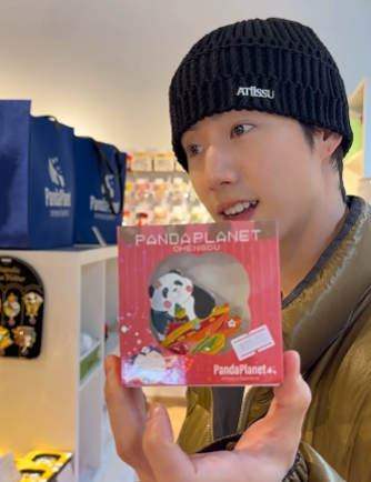 มาร์คตั้งใจไปดู Hua Hua มาก ป้ายบอกว่าใช้เวลาประมาณ 2 ชั่วโมง แต่มาร์คใช้เวลา 30-40 นาที ไปรอบแรกน้องหลับ เลยไปช็อปไปกินอาหารรอ แล้วไม่ยอมกลับไปหาฮวาฮวาอีกรอบ รอบสองก็หลับอีก มาร์คบอกว่า เจอกันใหม่ครั้งหน้านะ ฮวาฮวา แงง เอ็นดูอะ มาร์คเลยไปซื้อของฝากน้องฮวาฮวาแทน 😅